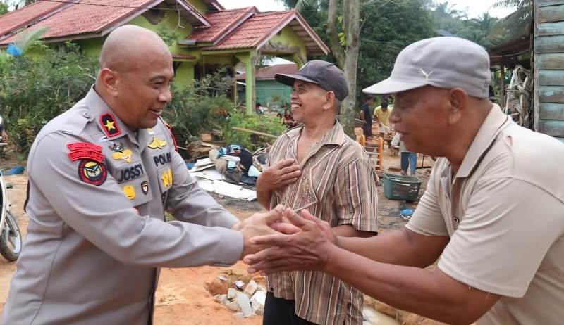 dekat dengan masyarakat