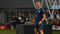 Pelatih Timnas Indonesia, John Herdman, memberikan instruksi tegas kepada para pemain dari pinggir lapangan. Herdman bersiap memimpin skuad Garuda dalam laga tandang pertamanya melawan Timor Leste pada fase grup Piala AFF 2026. (FOTO: Dok. ANTARA/Bayu Pratama)